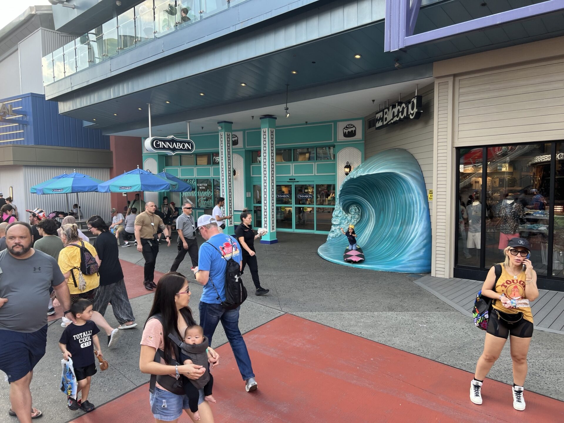 Cinnabon & Quiet Flight Closing Soon at Universal CityWalk