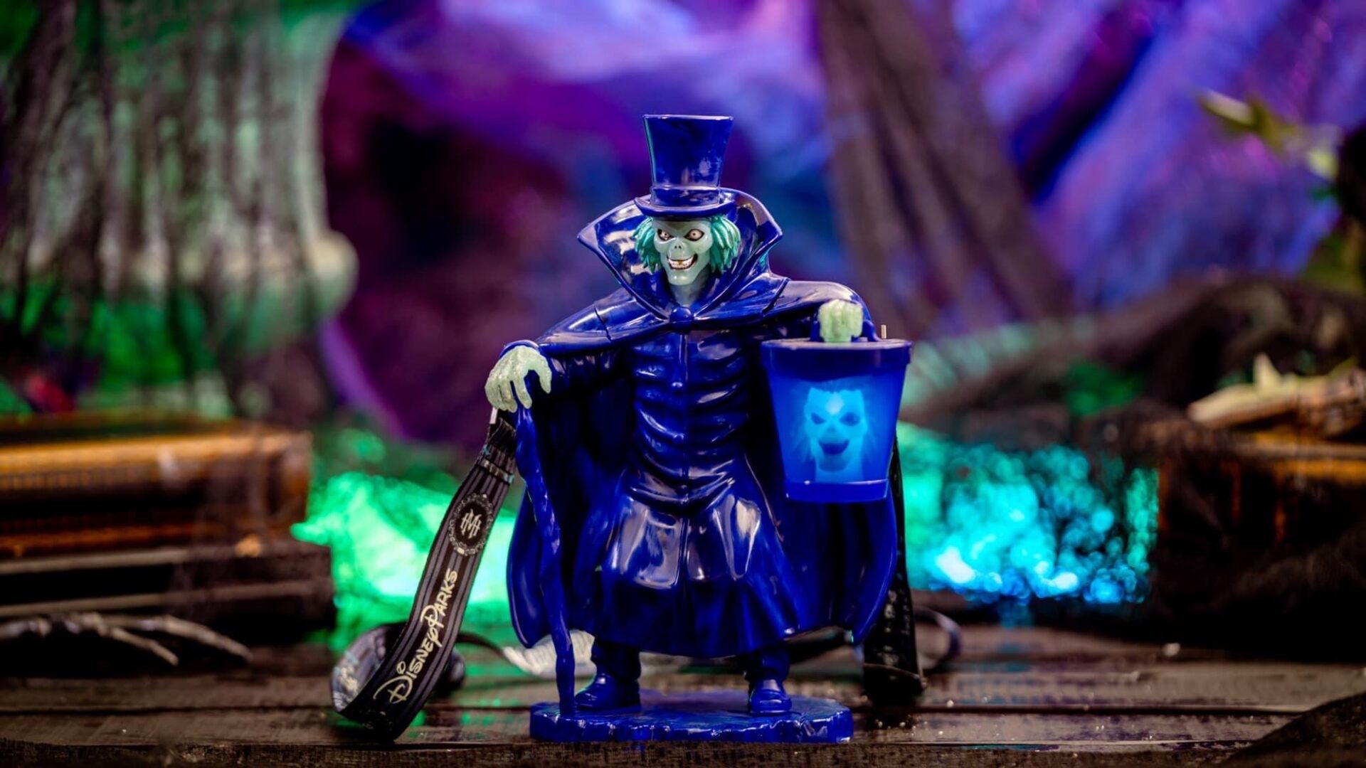 Hatbox Ghost Sipper Materializing at Disneyland