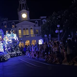 Disneyland Resort Christmas Holiday Guide 2025
